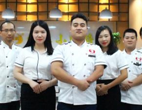 拥有400+人专业的教师及服务团队，为学员服务