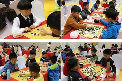 棋王争霸大赛上专心对弈的学生