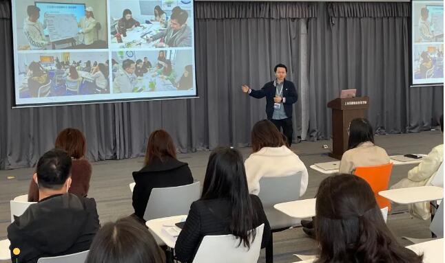 Tony老师向家长们介绍教学处的工作.jpg