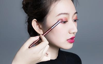 想从事彩妆造型行业的