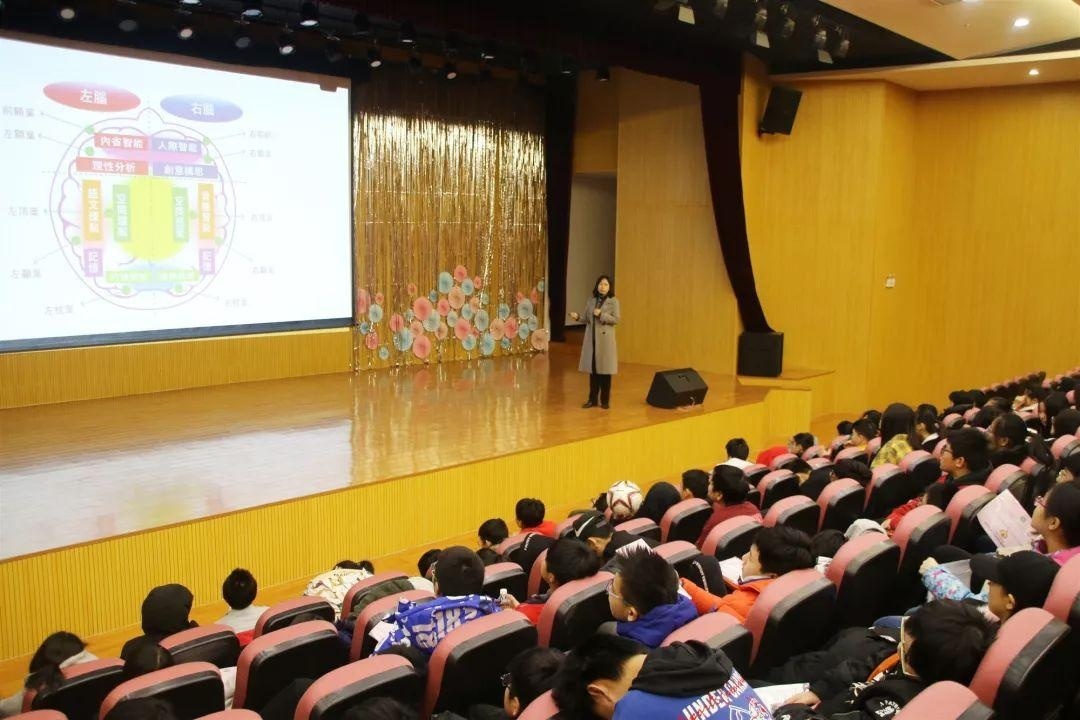 初中部讲座.jpg