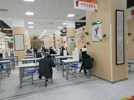 湖州帕丁顿初三开学食堂用餐.jpg