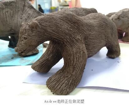 璟旻艺术学院Andrew老师正在做泥塑.jpg
