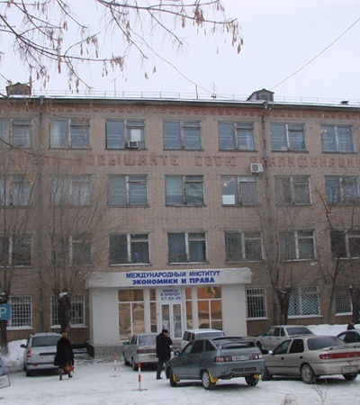国际经济与法律学院