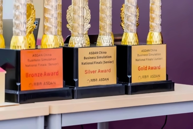 上海康德双语实验学校阿斯丹竞赛奖杯.jpg
