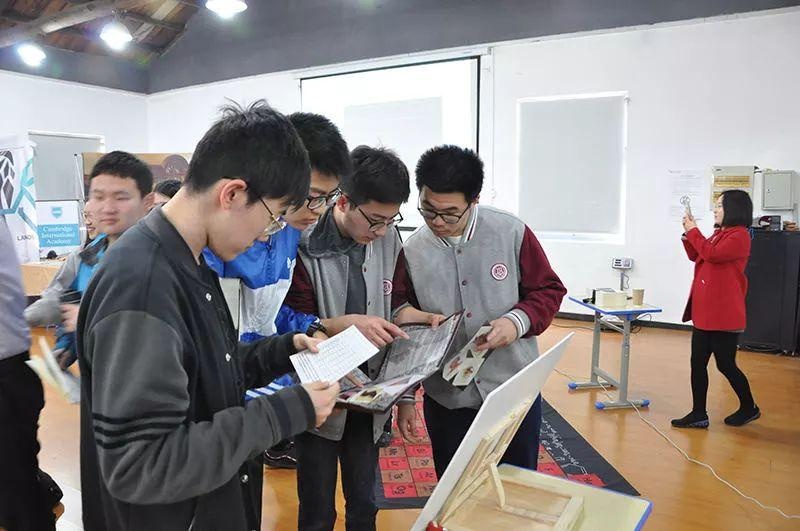 同学们在认真解谜.jpg