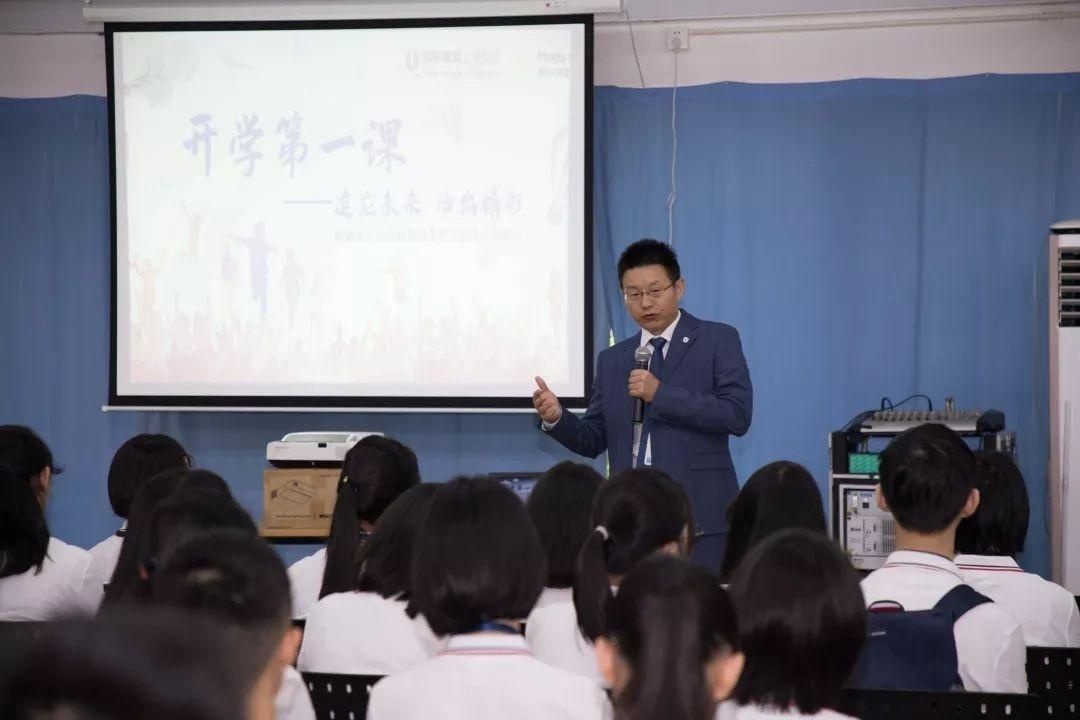 梁校长讲话.jpg
