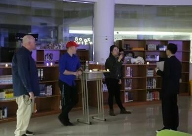 枫华学子脱口秀精彩表现回顾：川普打贸易战太嫩了