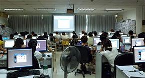 学员认真听课