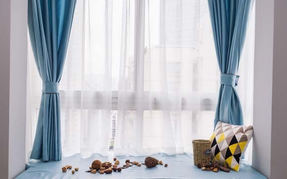 西晒客厅如何设计飘窗