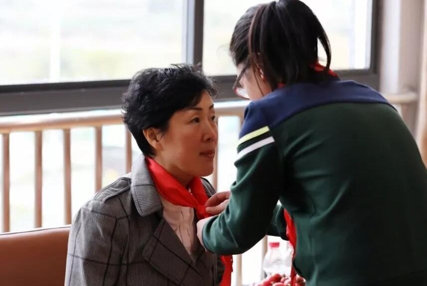 为领导们系上鲜艳的红领巾.jpg
