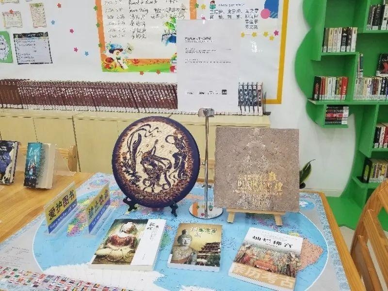 上海宏润博源学校图书馆.jpg