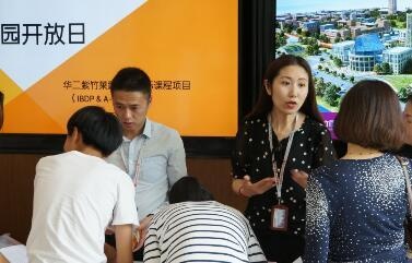 学生和家长们与华二紫竹莱蒙尼亚的老师进行深入交流