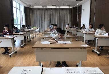 学生们参加华二紫竹莱蒙尼亚国际课程笔试、素质测试、面试