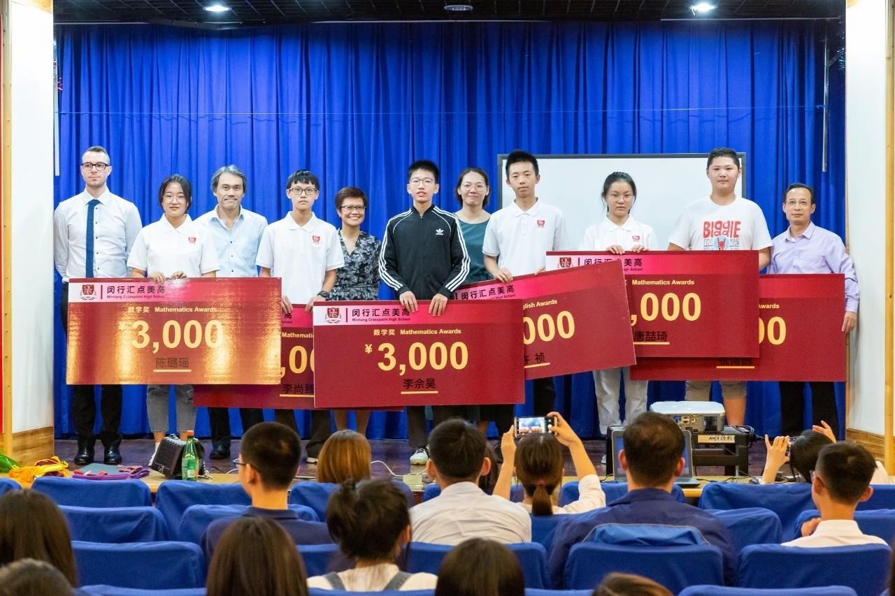 教师代表为学生颁奖.jpg