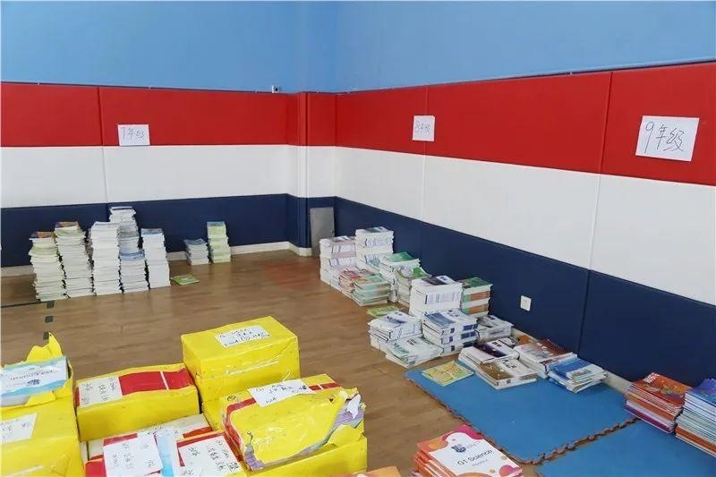 各年级新学期书籍已就位.jpg