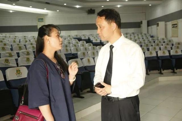 王校长与家长交流.jpg