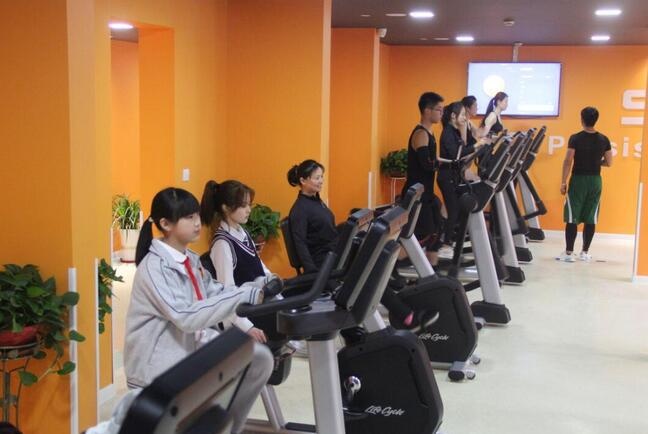 专业教练讲解设备使用.jpg
