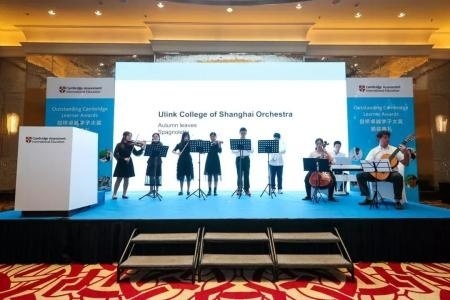 在剑桥卓越学子奖颁奖典礼演出.jpg