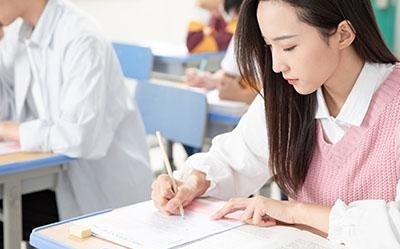 定期调整 