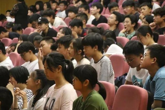 现场学生认真聆听.jpg