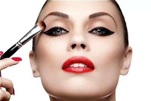 口红涂嘴唇干怎么保养2