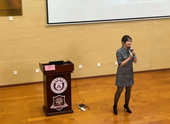 香港中文大学教授到访北京四中国际课程佳莲校区分享会精彩图片3.jpg
