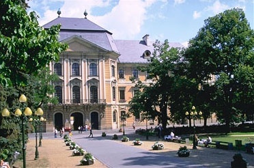 埃斯特哈齐卡洛里学院