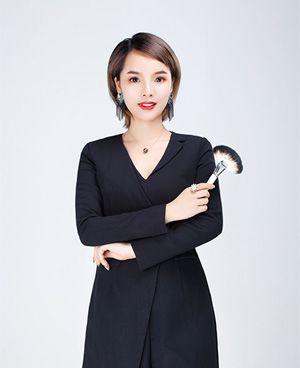 黄依美