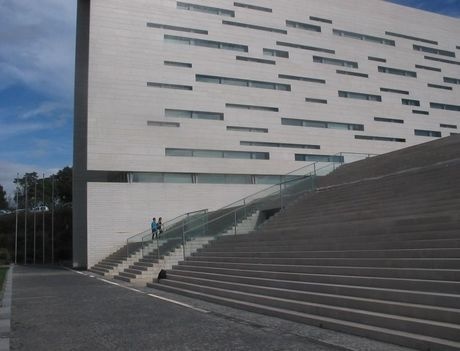 新里斯本大学