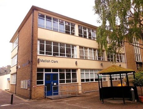 安格里亚鲁斯金大学