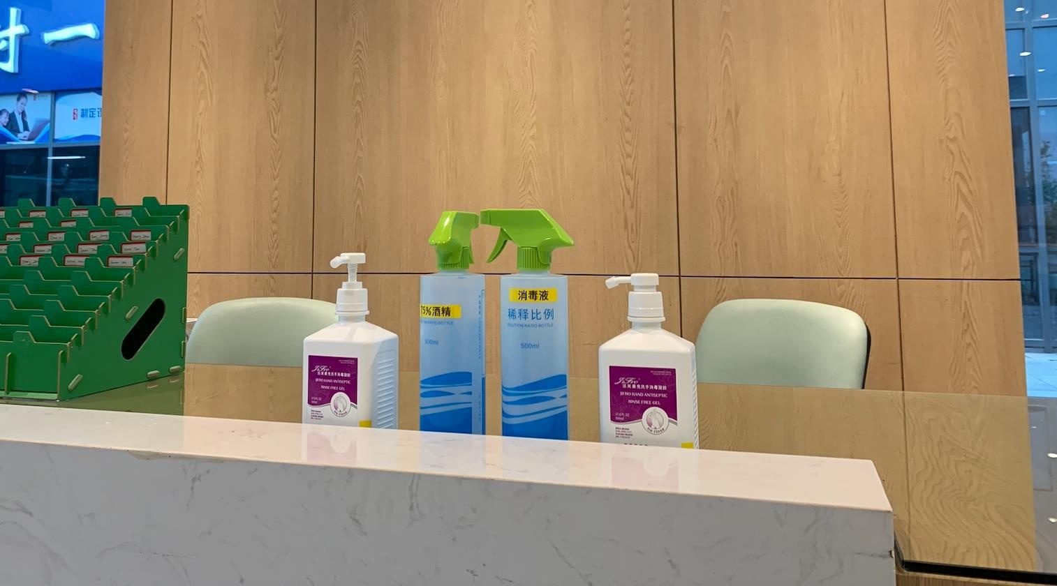 学校一层入口处的消毒措施.jpg