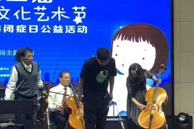 自闭症孩子为我们带来精彩的钢琴演奏和歌曲《青春修炼手册》