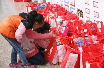 中加枫华国际学校幼儿园爱心树捐赠活动：传递爱