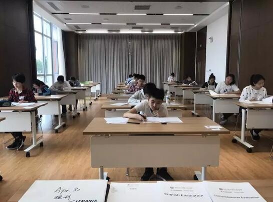 学生们参加笔试、素质测试、面试.jpg