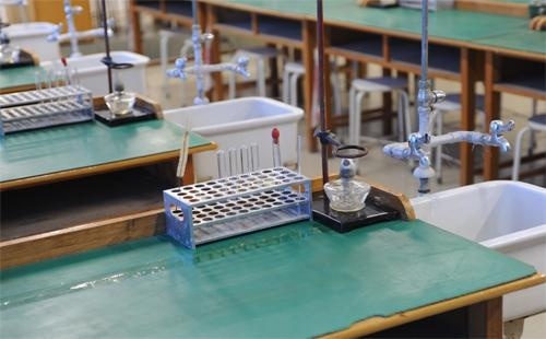 新亚中学实验室