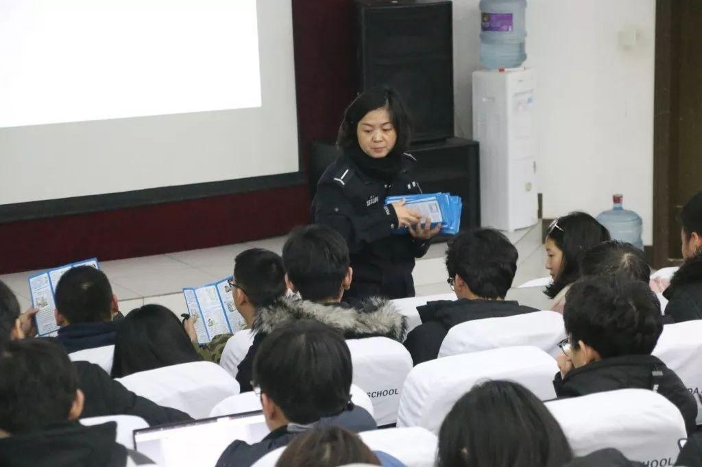 汾湖派出所警务人员向学生发放防诈骗宣传手册.jpg