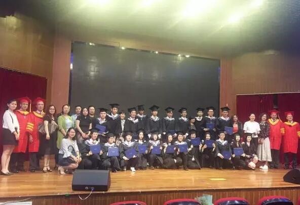 师生家长合影留恋.jpg