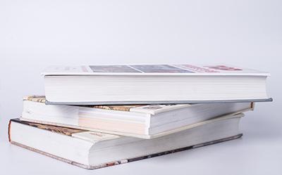 四级英语基础以上的在校大学生等