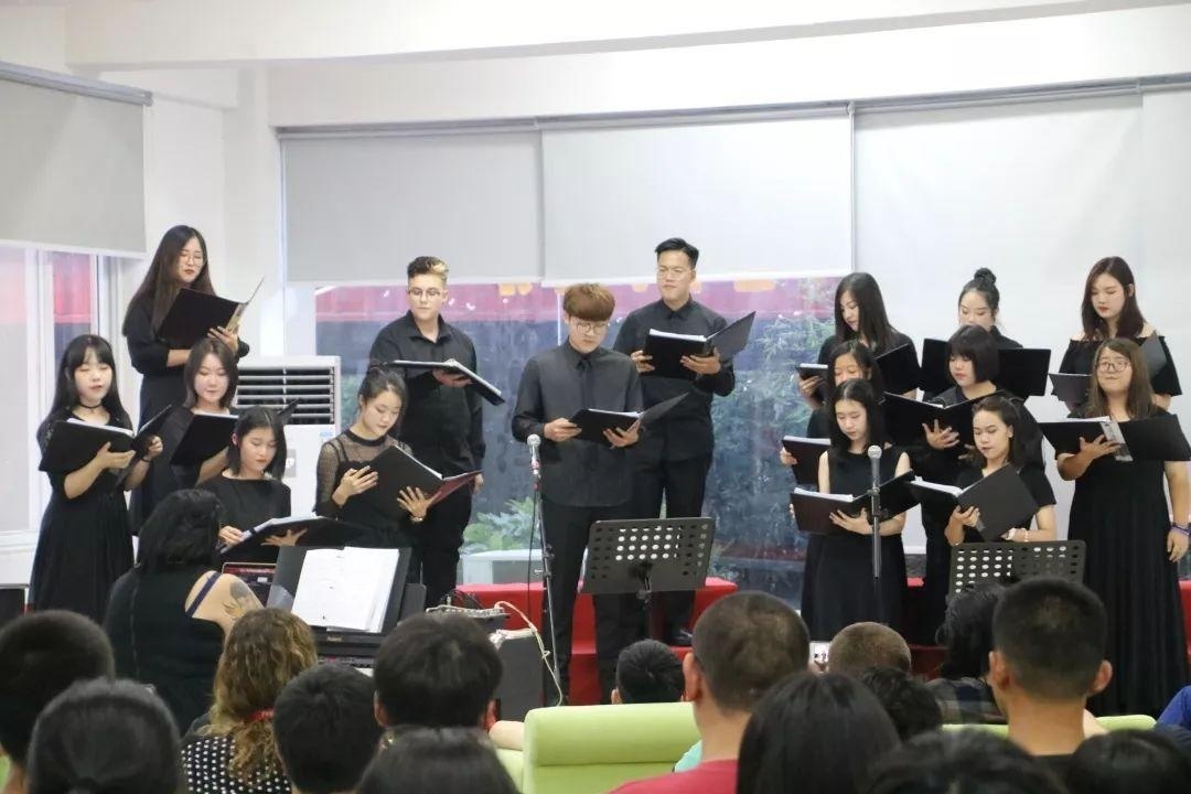 中加枫华国际学校BC高中部合唱团.jpg