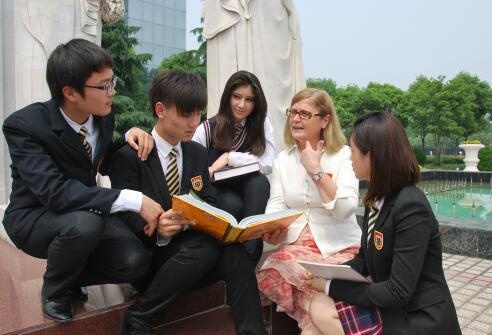 外教Cathy在认真辅导国际部学生.jpg