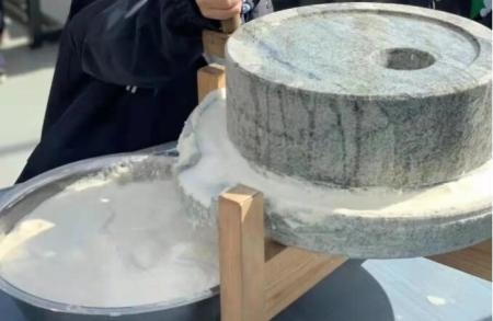 推动传统石磨.jpg
