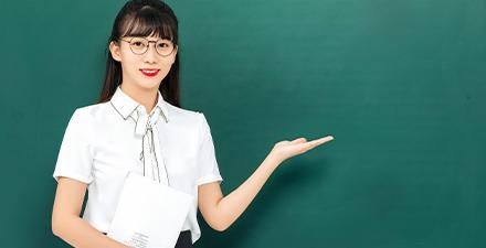 专业的教育或英语语言学背景的教师教授