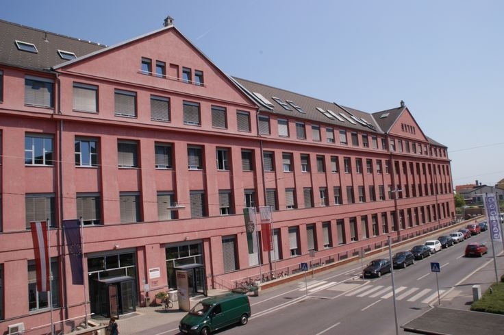 約阿內(nèi)高等專業(yè)學(xué)院