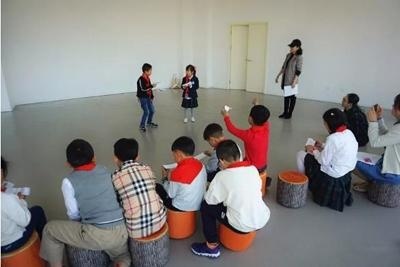 学生们在表演