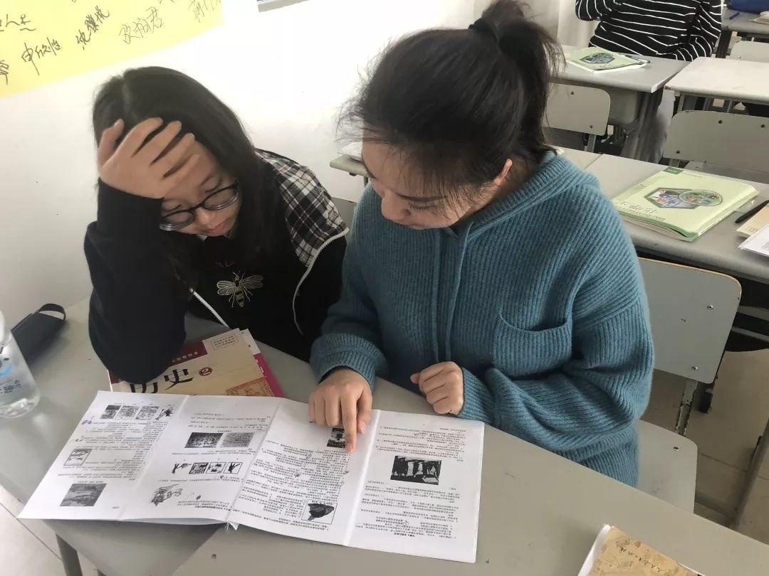 认真辅导学生.jpg