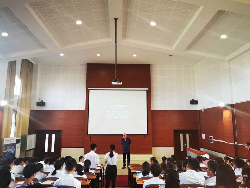 上海枫叶国际学校讲座现场.jpg