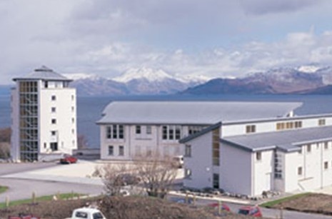 高地与群岛大学