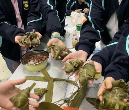 中加枫华双语初中端午节活动.jpg