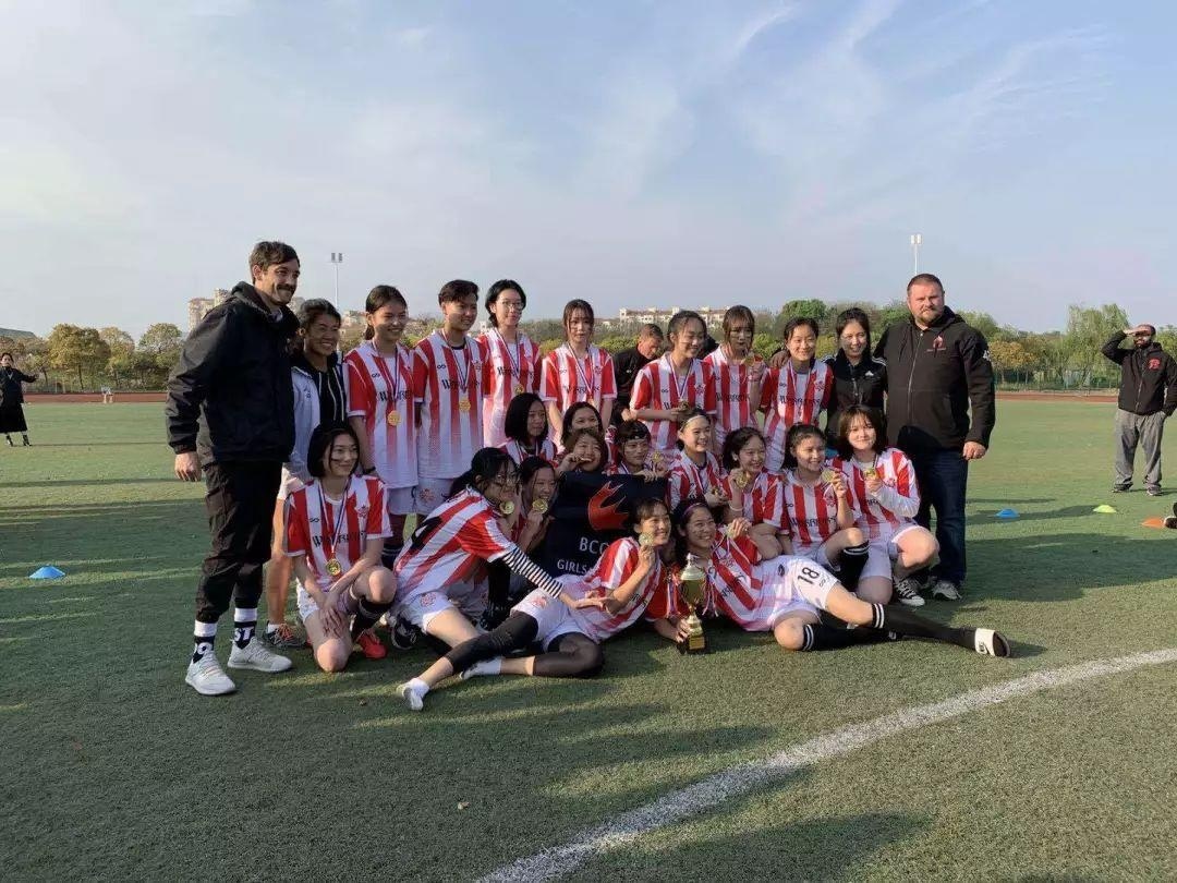枫华女足斩获华东地区加拿大BC海外学校足球联赛冠军.jpg
